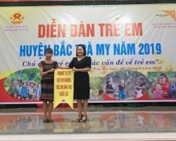 Đồng chí Huỳnh Thị Thùy Dung - Bí thư Huyện ủy, Chủ tịch HĐND huyện trao thông điệp cho trẻ em