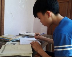 Hình ảnh đoàn viên Nguyễn Văn Nhân đang ngồi ôn bài trước giờ đi học