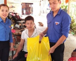 Đ/c Võ Thị Hồng Hà - Bí thư Huyện đoàn thăm thanh niên khuyết tật tại xã Trà Đông