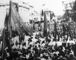 Mít tinh ngày Tổng khởi nghĩa giành chính quyền tại Quảng trường Nhà hát Lớn Hà Nội, tháng 8-1945 (Ảnh tư liệu)