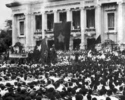 Nhân dân và lực lượng vũ trang thủ đô Hà Nội mít tinh tại Quảng trường Nhà hát lớn ngày 19-8-1945. (Ảnh tư liệu)