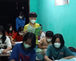 Đội hình tình nguyện dạy Tiếng Anh tại xã Trà Đông