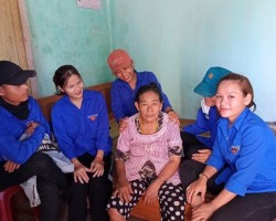 Đoàn viên thanh niên đến thăm thân nhân gia đình chiến sỹ Nguyễn Văn Tiến (xã Trà Dương)
