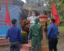 Đồng chí Nguyễn Kim Sơn - Phó Bí thư Huyện uỷ châm đuốc truyền thống