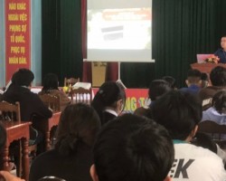 Anh Lê Quang Lưu - Trưởng phòng Đào tạo nghề Tỉnh đoàn báo cáo tại Hội nghị tập huấn