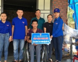Đ/c Huỳnh Thị Hoa - Bí thư Đoàn xã Trà Đông đồng hành, giúp đỡ thanh niên yếu thế
