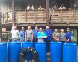 Chi đoàn Khối Chính quyền trao tặng thùng chưa nước cho các hộ dân người đồng bào DTTS