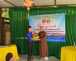 Đồn chí Nguyễn Văn Quy - Phó Chủ tịch Hội đồng đội huyện tặng quà cho điểm sinh hoạt Phật giáo xã Trà Đông