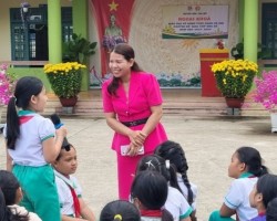 Cô Võ Thị Thuý Hằng - Giám đốc Công ty TNHHMTV Tâm Bảo An báo cáo chuyên đề tại trường Tiểu học Nguyễn Viết Xuân