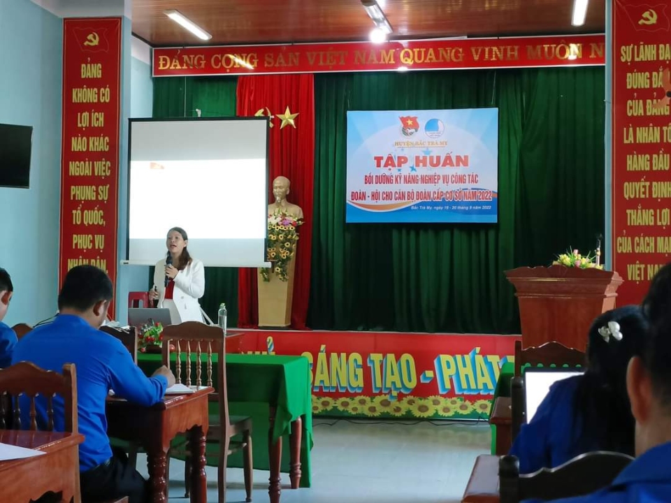 Đồng chí Võ Thị Thuý Hằng - Phó Trưởng Ban Tuyên giáo Huyện uỷ triển khai các chuyên đề trong buổi tập huấn