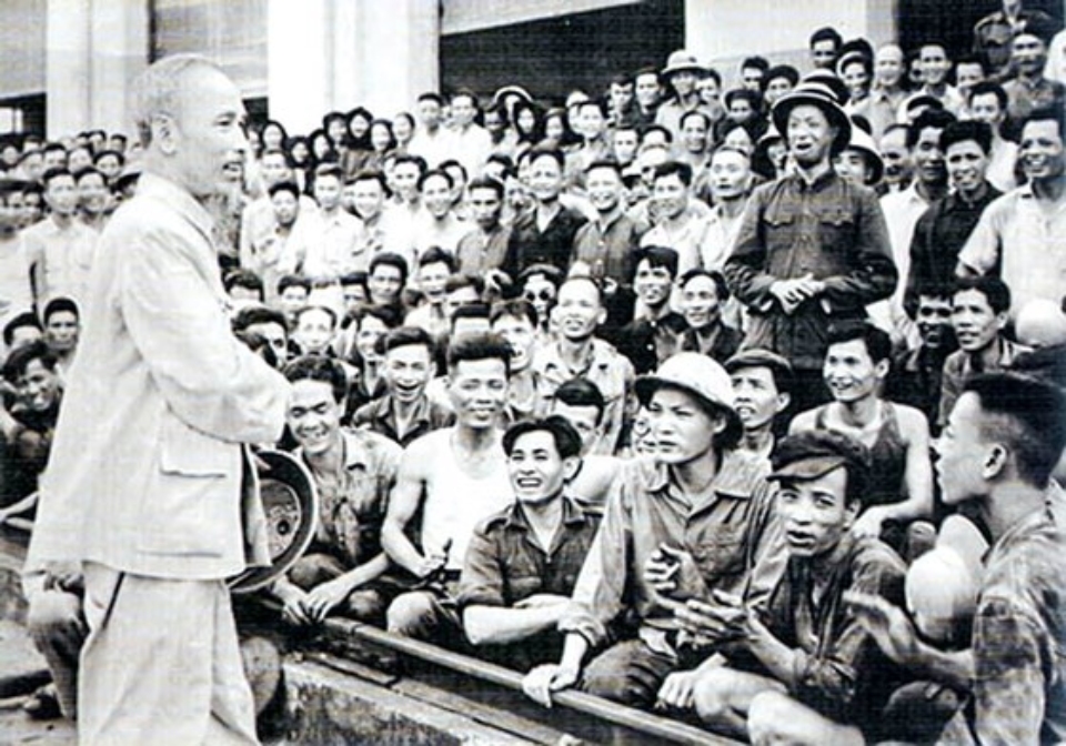 Chủ tịch Hồ Chí Minh thăm cán bộ, công nhân Nhà máy Xe lửa Gia Lâm (Hà Nội) ngày 19-5-1955. Ảnh tư liệu.