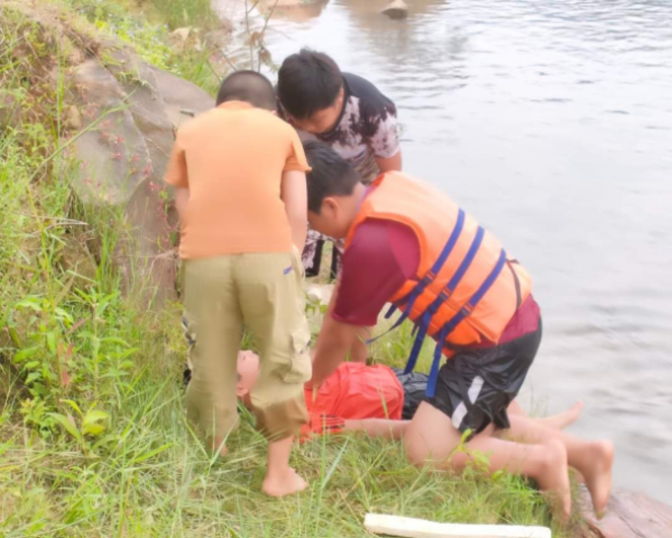 Hình ảnh trong MV tam gia liên hoan các Đội tuyên truyền phòng chống đuối nước