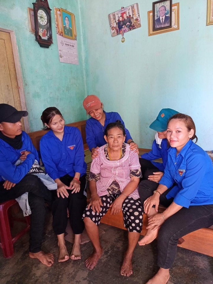 Đoàn viên thanh niên đến thăm thân nhân gia đình chiến sỹ Nguyễn Văn Tiến (xã Trà Dương)