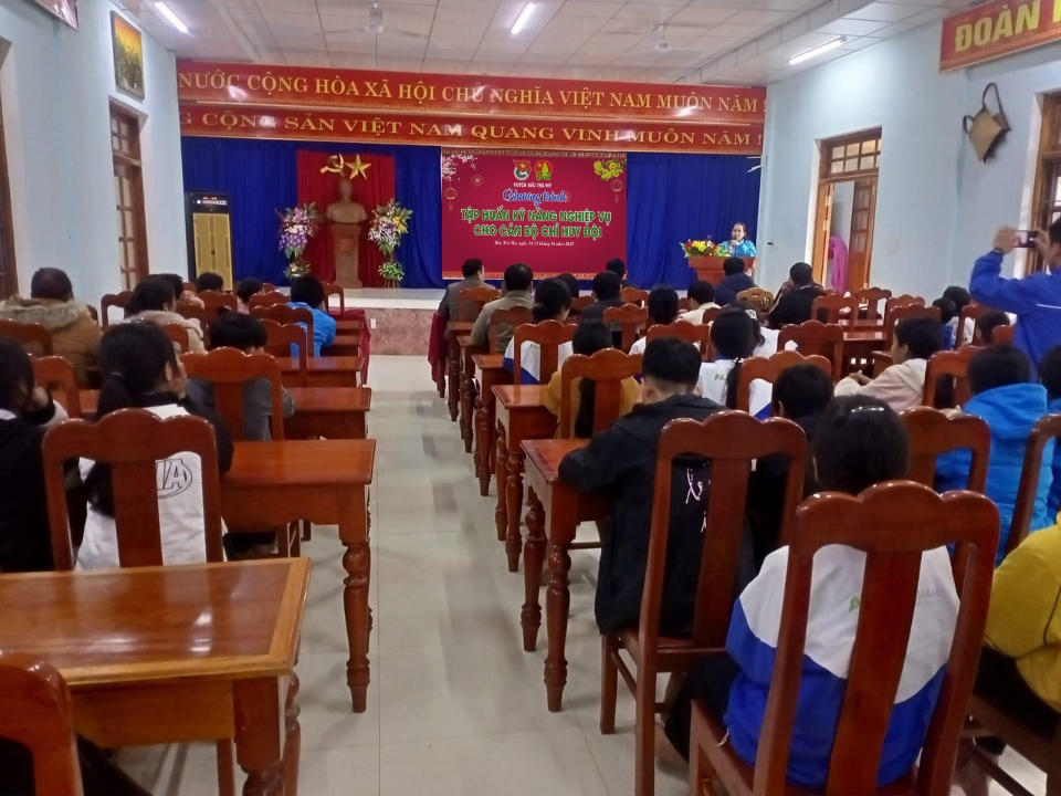 Đồng chí Võ Thị Hồng Hà - Chủ tịch Hội đồng Đội Huyện phát biểu tại chương trình