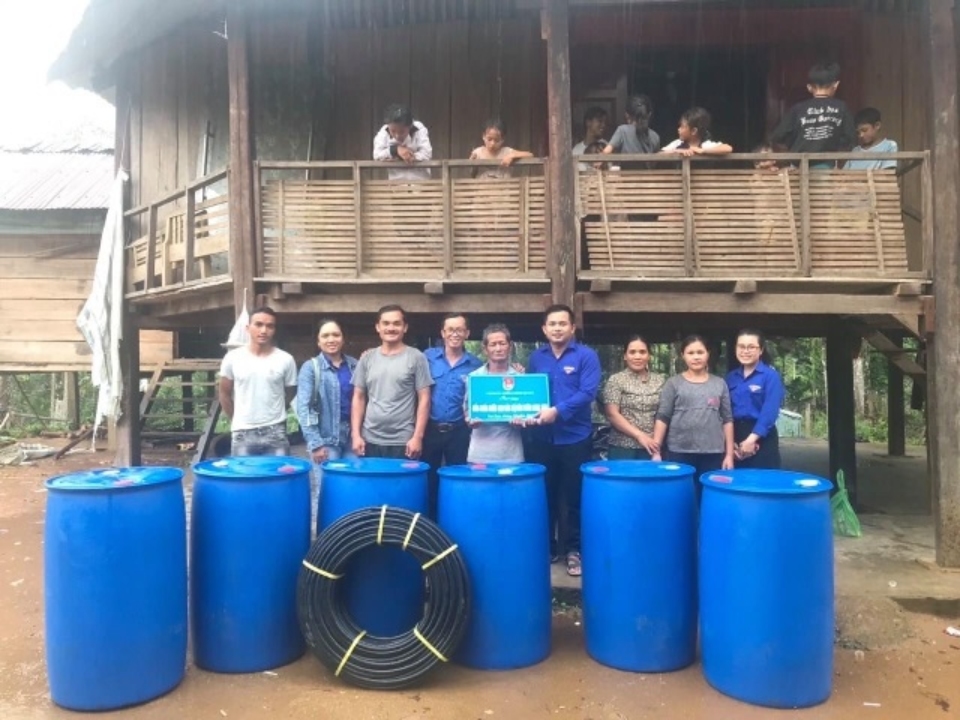 Chi đoàn Khối Chính quyền trao tặng thùng chưa nước cho các hộ dân người đồng bào DTTS