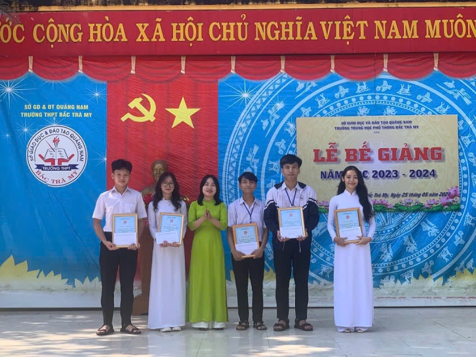 Bắc Trà My: 100% Đoàn Trường THPT tổ chức Lễ tuyên dương “Học sinh 3 tốt ” cấp trường năm học 2023 – 2024