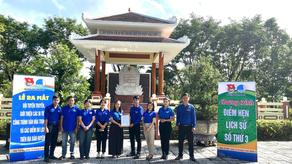 Đồng chí Nguyễn Văn Quý - Phó Bí thư Huyện đoàn trao Quyết định thành lập cho các thành viên