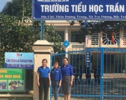 Cổng trường ATGT tại trường Tiểu học Trần Quốc Toản