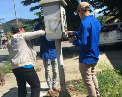 Đoàn viên thanh niên tham gia bóc tách các quảng cáo, rao vặt trái phép