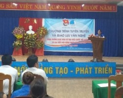 Đ.c Võ Thị Hồng Hà - Bí thư Huyện đoàn phát biểu khai mạc chương trình