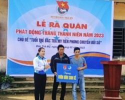Đ/c Võ Thị Hồng Hà - Bí thư Huyện đoàn trao biển hỗ trợ mô hình vườn ươm quế địa phương