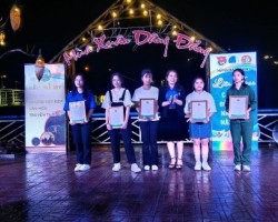 Đ/c Võ Thị Hồng Hà - Bí thư Huyện đoàn trao giải tại Liên hoan