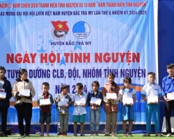 Trao tặng học bổng cho học sinh có HCKK