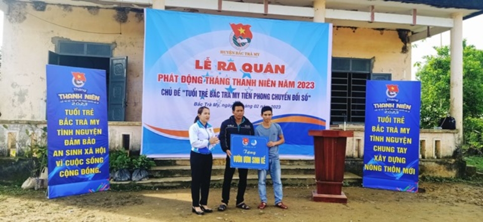 Đ/c Võ Thị Hồng Hà - Bí thư Huyện đoàn trao biển hỗ trợ mô hình vườn ươm quế địa phương